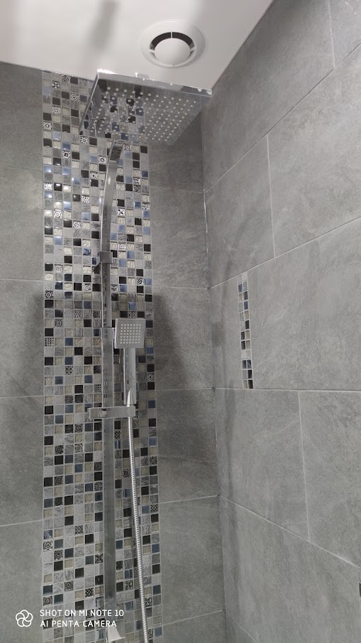 Douche moderne en carrelage élégant